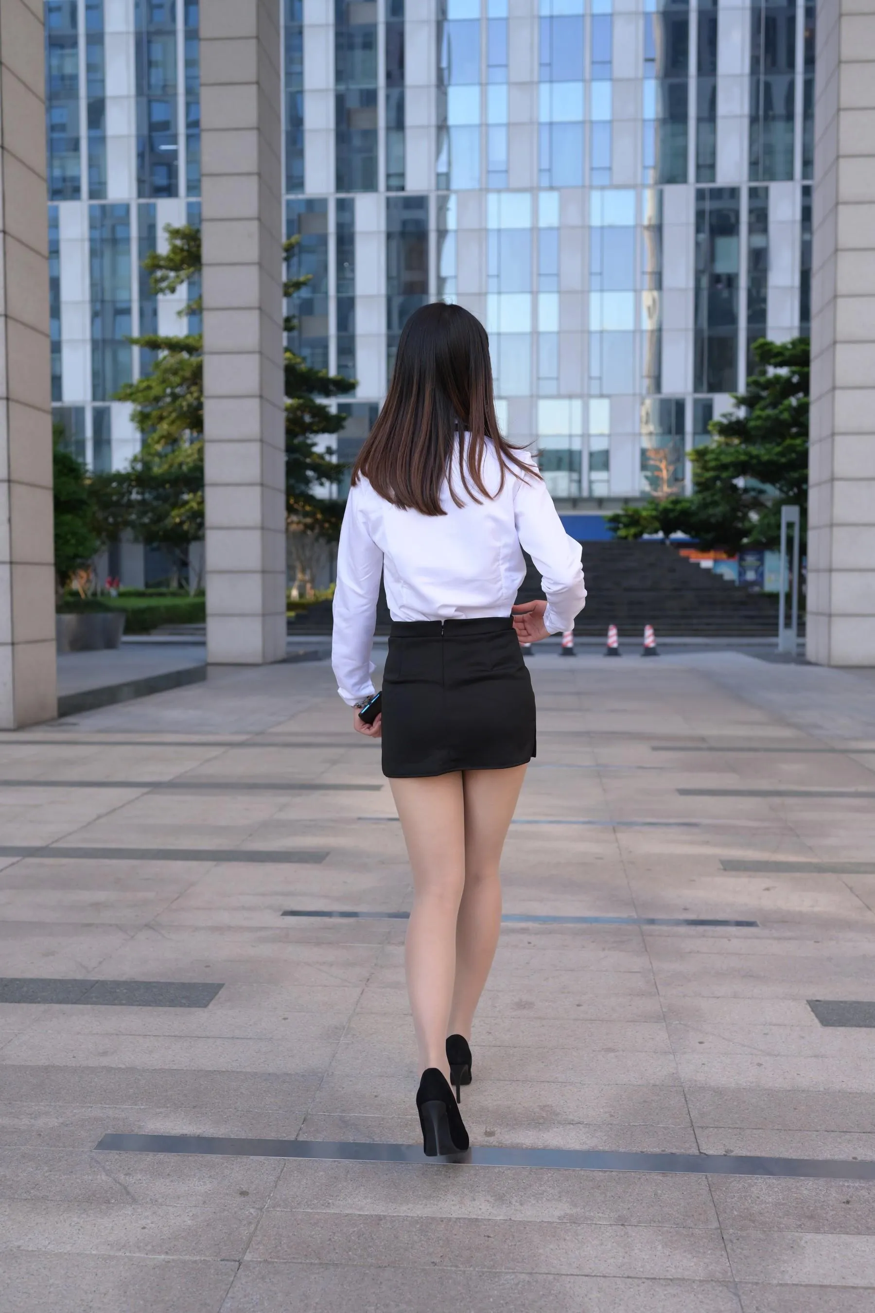 [魔镜街拍] NO.082 SM_0006街拍肉丝高跟制服ol小姐姐 [203P]插图4